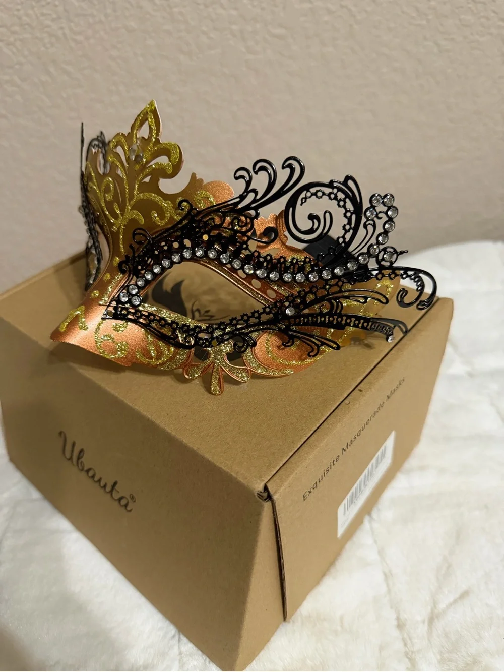 Ubau­ta Gold and Black Venetian Masquerade Mask for Women